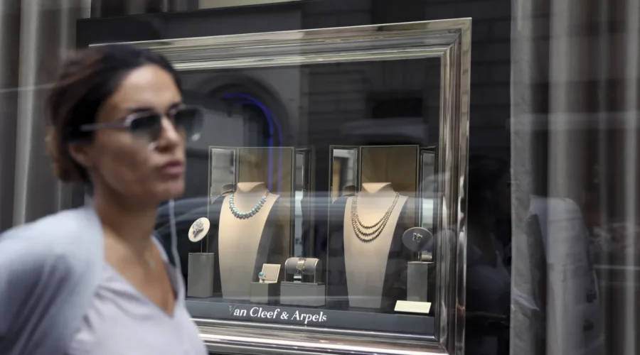 Wealthy shoppers are splashing the cash on jewelry — so long as it’s the right brand